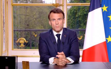 Macron " entend la colère " des Français, mais se veut apaisant