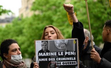 L'évacuation musclée d'une militante anti Le Pen suscite la polémique au détriment de l'extrême droite