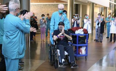 Les personnels de santé applaudissent Michael Flor à sa sortie de l'hôpital