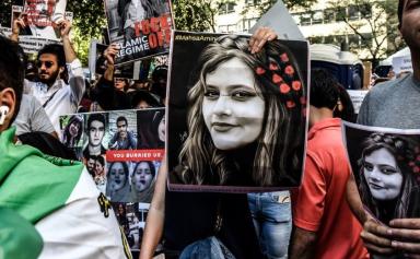 L’Iran et le monde condamnent le régime des mollahs