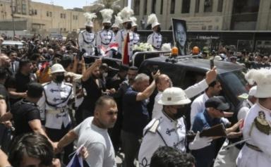 Hué, le Premier ministre d'Irak quitte les obsèques d'un poète engagé