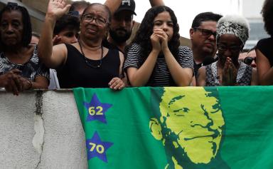 Vibrant hommage au "Roi" Pelé à Santos