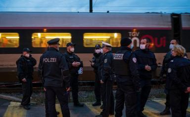 Des policiers aux frontières allemands et français se rassemblent sur le quai de la gare de Strasbourg, dans l'est de la France, le 4 février 2021.