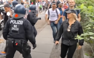 vives tensions à Berlin lors de manifestations contre la vaccination anti-covid