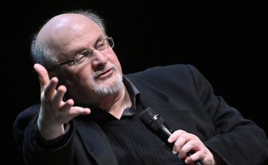 L'auteur britannique Salman Rushdie poignardé lors d'une conférence dans l'Etat de New York