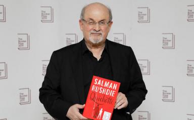 Salman Rushdie, victime d'un attentat : "Les nouvelles ne sont pas bonnes"