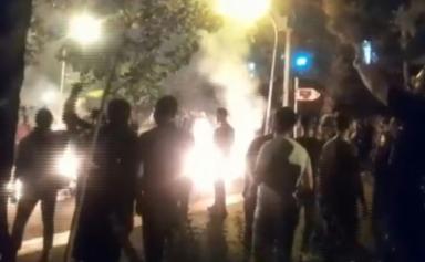 Iran : La nuit tombée, les manifestants investissent les rues