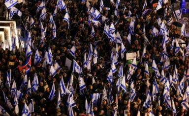 A Tel-Aviv, des dizaines de milliers d'Israéliens conspuent Netanyahu, «les facistes» et leurs amis