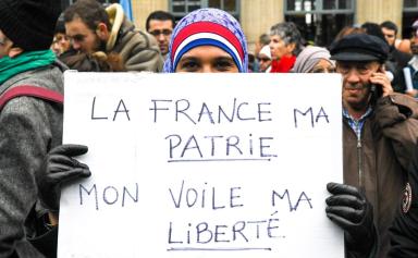 France : la dérive du parti LR qui prône l'interdiction du voile «peut-être même dans l'espace public»