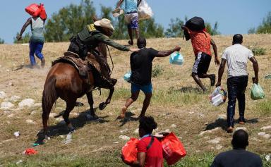 États-Unis : Des gardes-frontières choquent en repoussant des migrants