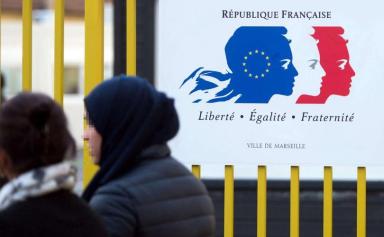 France : l'exécutif remet le dossier immigration sur le métier