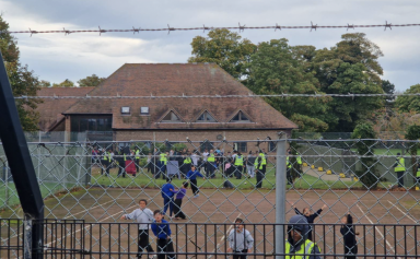 Royaume-Uni : le centre d'accueil de migrants au cœur d'une polémique désormais vide