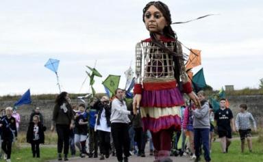 La marionnette Amal, porte-voix des enfants en exil, dans les pas des migrants à Calais