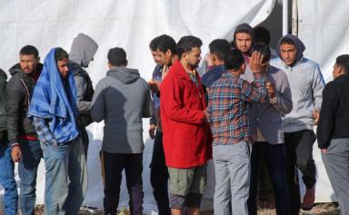 Le Royaume-Uni va héberger des migrants sur des sites militaires et peut-être des bateaux