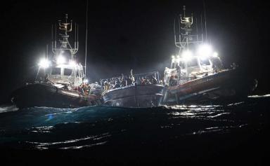 Plus d'un millier de migrants débarquent en Italie, en pleine campagne électorale