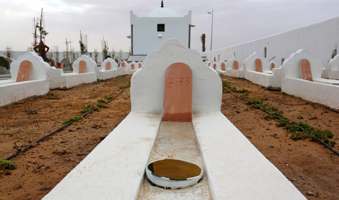 Tunisie : des parents de migrants portés disparus fouillent des tombes
