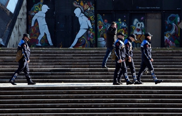 Policiers albanais dans les rues de Tirana, la capitale de l'Albanie
